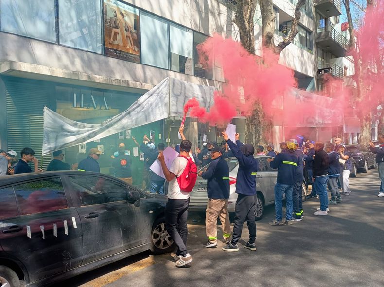 Trabajadores despedidos se manifiestan en las oficinas que ILVA tiene en Palermo.