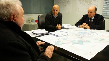 REUNIÓN CON MAPA. Ducoté y autoridades de AySA durante el encuentro de ayer. .