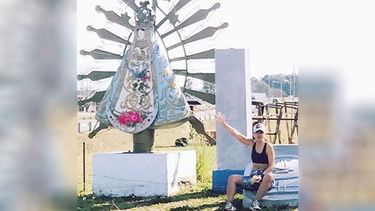 ESPERA. Allende y la imagen de la Virgen de Luján, en un descanso durante la prueba..