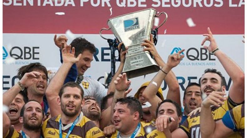 CAMPEONES. La Copa, en manos de Belgrano, tras 48 años de espera en la URBA..
