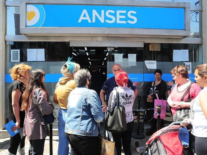 Cobran hoy los jubilados y pensionados con ingresos hasta $ 70.938 y DNI terminado en 2. Enterate de cuánto es el monto con los nuevos aumentos.