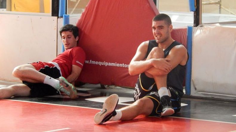 ALTURA. “Quiero un salto de calidad en el equipo”, dijo Gareis, que elonga junto a Lynn, tras el entrenamiento..