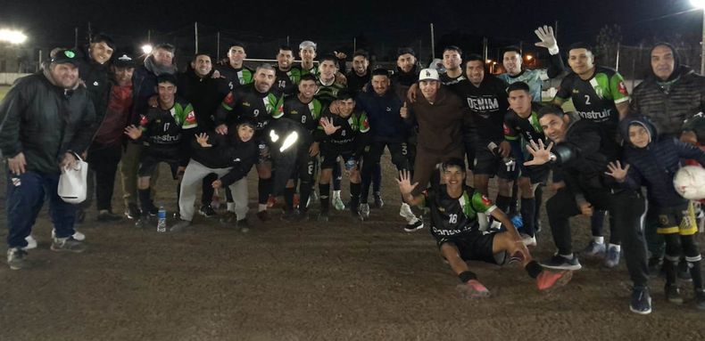 CINCO. Los jugadores y cuerpo t&eacute;cnico de Falucho festajan el triunfo ante Colectividad.&nbsp;