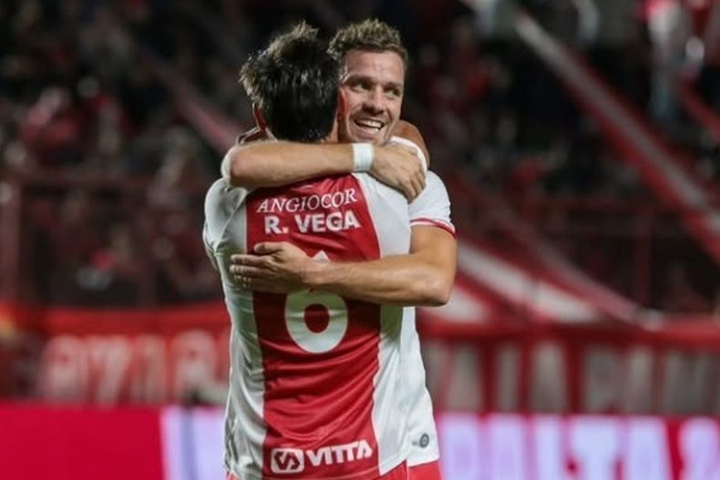 ABRAGO DE GOL. Molina festeja su gol con Román Vega.