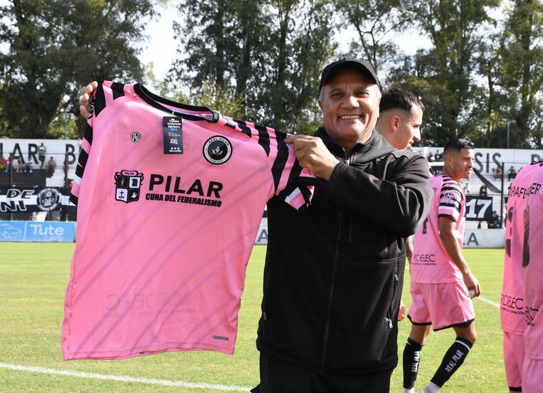 CAMPEÓN DEL MUNDO. El Negro Enrique posa con la camiseta de Real Pilar. El campeón de México 86 acompañó a Gastón Díaz en su despedida del fútbol profesional.