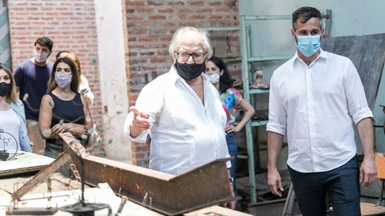 RECORRIDA. Pérez Esquivel y Achával en la Aldea del Serpaj..