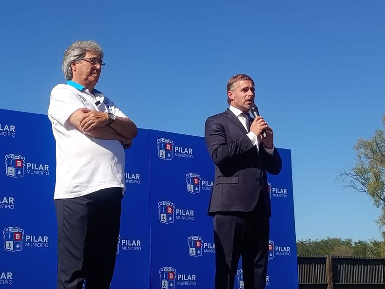 El presidente de los Veteranos de Pilar, Roberto Gerpe, junto al intendente Federico Achával, durante el acto. Ambos coincidieron con las críticas hacia el presidente Javier Milei.&nbsp;