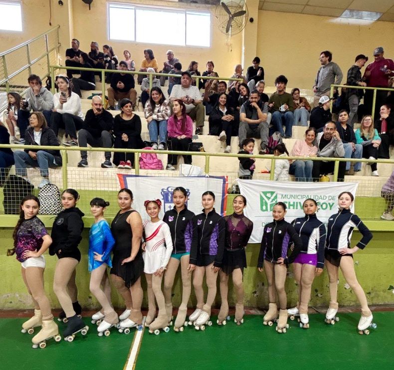 La delegación pilarense que compitió en la etapa Regional de Patín Artístico en Chivilcoy.