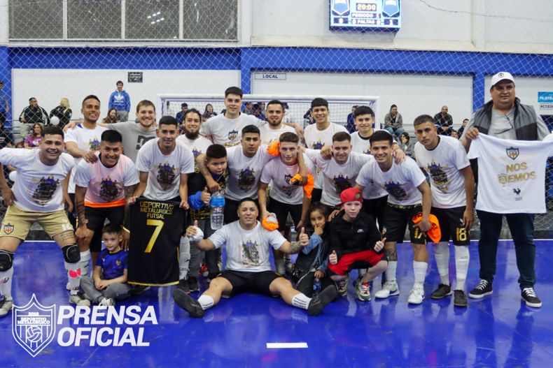 PLANTEL. Todo Metalúrgico posa tras ganar la Zona Campeonato de la C.