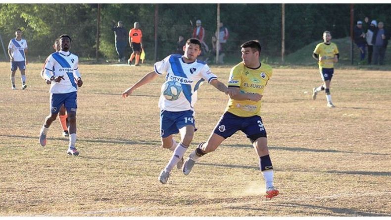 DIVIDIDA. Jonatan Falcón y Omar Albornoz van por la pelota..