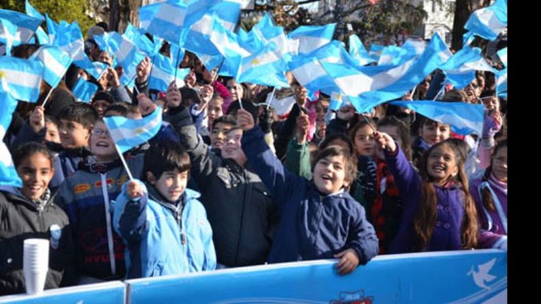 Celeste y blanco. El acto se desarrolló en un emotivo marco de banderas..