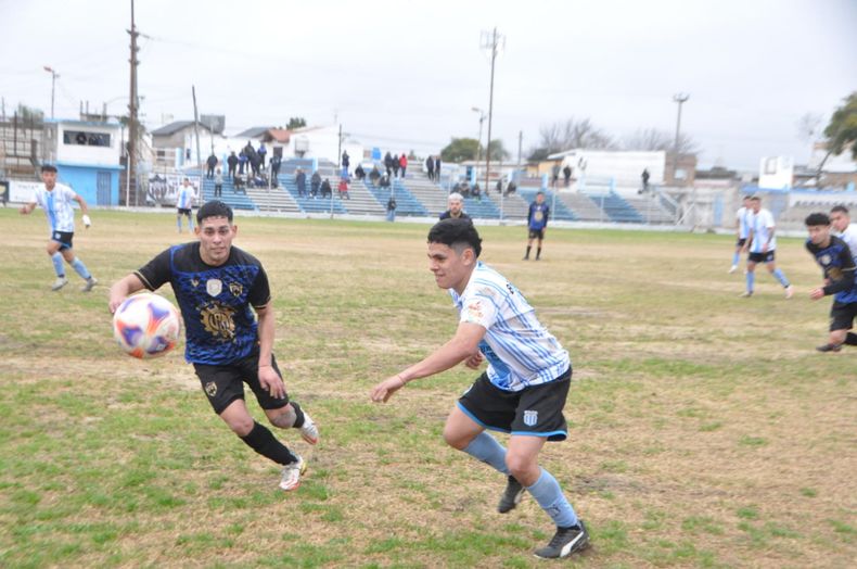 POR EL TRIUNFO. La UOM juega con Lobos en la cancha de Real Pilar.