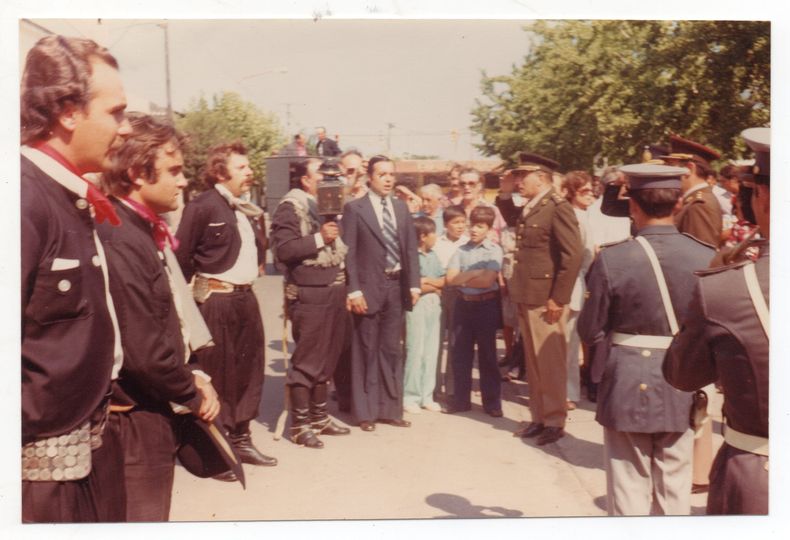 El intendente Beto Ponce de León recibe en Pilar a la llama votiva, el 25 de febrero de 1978.