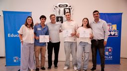 DIPLOMAS. Achával junto a educadores que forman parte de Tarea de Todos.