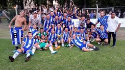 El festejo del equipo de Manuel Alberti en la Copa Hugo Vivero. (Foto Mario Cacerez).