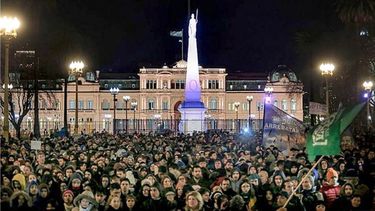 PROTESTANDO BAJO LA LLUVIA. Hubo miles de personas..