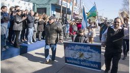 DESFILE. Las instituciones de la localidad se mostraron en el festejo..