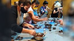 Realizamos el segundo Taller de Elaboración de Huevos de Pascuas. Esta vez en la Sociedad de Fomento del barrio Lima en #Pilarica. Los huevos elaborados por las asistentes serán donados a los niños que asisten a la Escuela de Fútbol de la institución. Gracias a María Cristina de @pilarmcmodas por compartir la idea y brindar el taller en #VillaRosa y a Adriana @sabadiniadriana por hacerlo en #Pilarica. Gracias a nuestros colaboradores y voluntarios que nos ayudan a seguir ayudando. Red de Costureras Solidarias de Pilar..