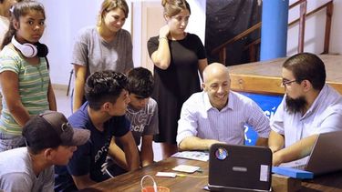 DIGITALES. Ducoté visitó ayer el centro Envión de Los Cachorros..