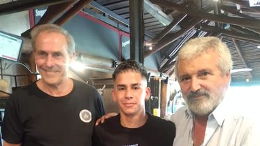 CONTRATO EN MANO. Axel Paiva, junto a los dirigentes Gustavo Fontana y César Mansilla, firmó para Real Pilar.