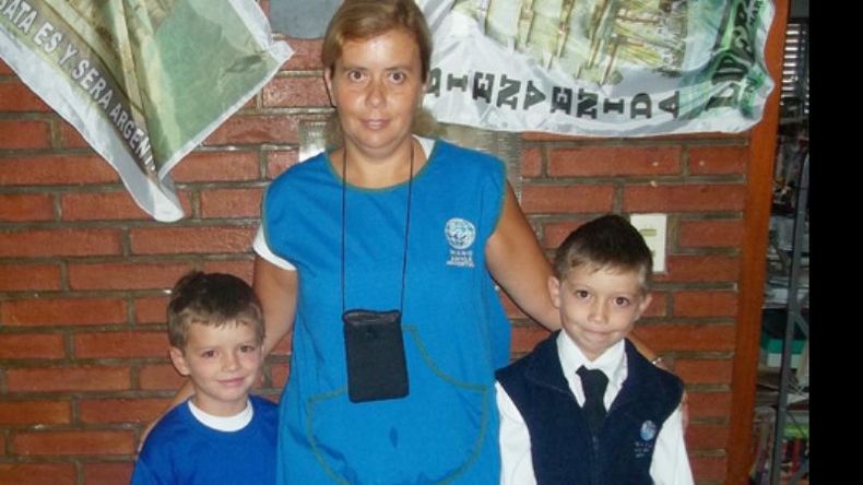 Familia Irigoyen Battaglia antes de partir para el primer día de clases. Colegio Mano Amiga..