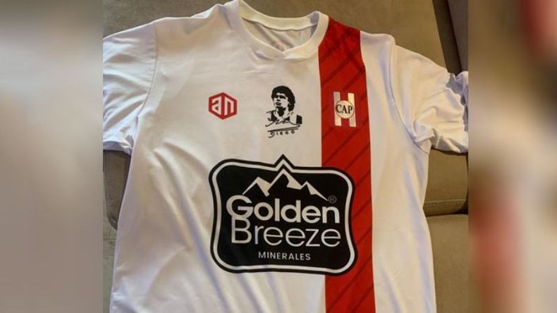 ESTRENO. La camiseta de Atlético con la figura de Diego Maradona..