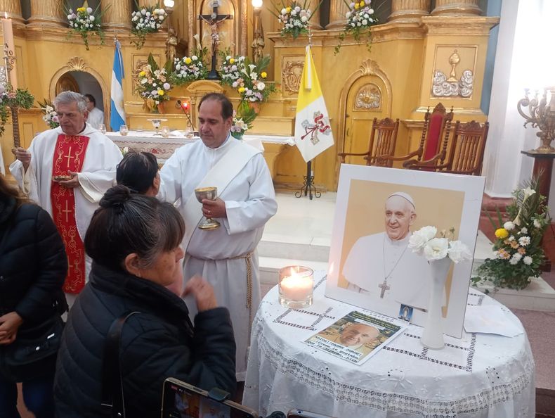 Misa en Pilar por el fallecimiento del Papa Francisco.