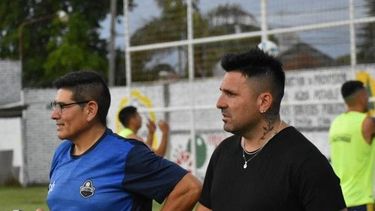 TÉCNICO. Hugo Silva (der.) mira el entrenamiento de La Fraternidad.