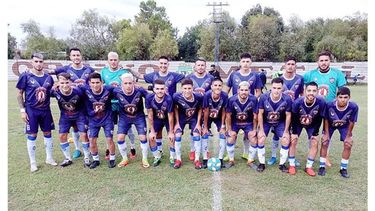 El plantel de Metalúrgico con pilcha nueva en el debut. (Foto Mario Cacerez)..