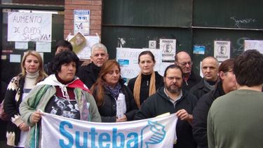 Pegatina de Suteba por el “hambre y frío” en las escuelas