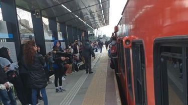 Esto fue en Sordeaux a las 7:47, lo mismo se repitió en Grand Bourg, Nogués, Los Polvorines y la peor parte Don Torcuarto. Gente peleándose adentro del tren, gente que dejó pasar más de un tren por lo comprimida que estaba la formación. Braian Saucedo.