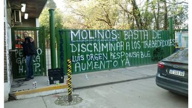 PINTADAS. Reclamo en la puerta de la empresa. .