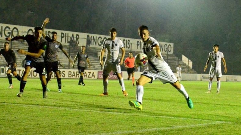 PREPAREN, APUNTEN... Diego Crego a punto de sacar el zurdazo del empate. Foto: Fredy Caballero. .