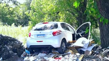 NO VA MÁS. El auto de los delincuentes quedó atascado en un montículo de basura..