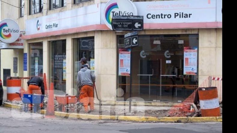 Al mal tiempo, veredas. A pesar de la lluvia, los trabajos siguen en pie..