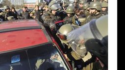 Los obreros cortaron la ruta con autos. La Gendarmería los desalojó..