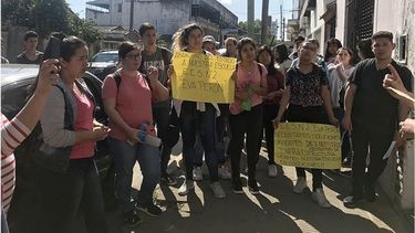 RECLAMO. Los alumnos pidieron tener su escuela en condiciones para utilizarla..
