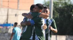 ABRAZO DE GOL. Somra fue contundente en José C. Paz. ABRAZO DE GOL. Somra fue contundente en José C. Paz.