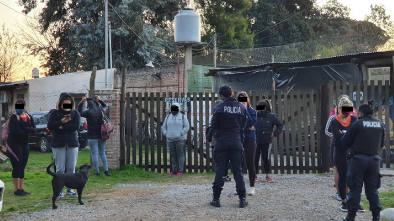 CLUB LA JAULA. Algunas de las mujeres sorprendidas jugando al fútbol..