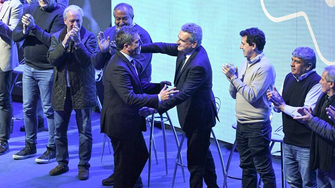 ABRAZO. Massa con su compañero de fórmula, Agustín Rossi, en Torttuguitas. &nbsp;