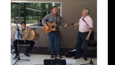 Guitarreros y cantores. Los concejales –algunos de ellos con la chapa de “mandato cumplido” colgada en el pecho-, despidieron el año en un lujoso salón de eventos (¿cuánto habrá salido la fiestita?). En clima de camaradería, comieron, y cantaron. En la foto se ve al ahora ex concejal Walter Roldán al bombo, acompañando en guitarra el único profesional del asunto, Gustavo Trindade y, copa en mano, al presidente del Concejo, Marcelo Castillo, que no será cantor pero de versos la.