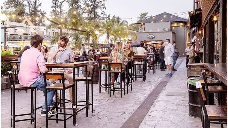 AIRE LIBRE. Volvieron a poblarse las mesas de los restaurantes, con protocolos sanitarios. (Foto: VERO CARRO)..