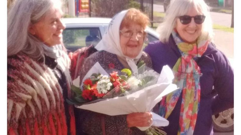 MEMORIA. Noemí Pedrini y Aurora Morea (izq. y centro), en el homenaje de ayer. .