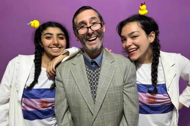 Aquí y Ahora Teatro presenta El profesor Chitarrone (foto) y Un huevo en Dedolandia.