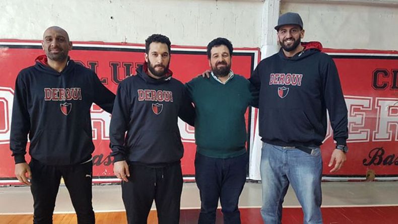 FIRMAS FEDERALES. Acosta y Peralta junto al entrenador Sánchez y el presidente del Club..