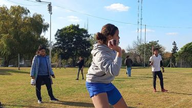 Lanzamiento de bala en el polideportivo municipal.