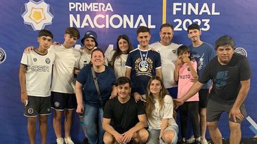 CAMPEÓN. Santy Flores disfruta con familiares y amigos el ascenso en Córdoba.