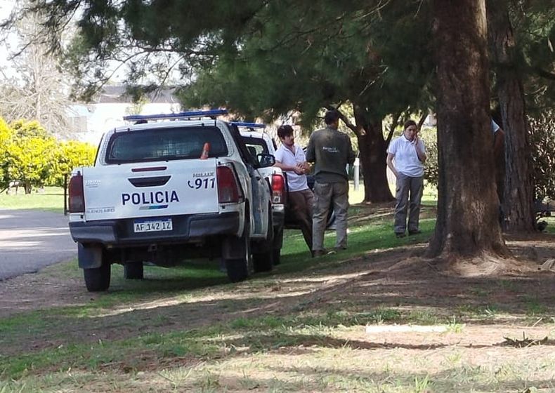 Uno de los móviles que está buscando al puma en Pilar del Este.