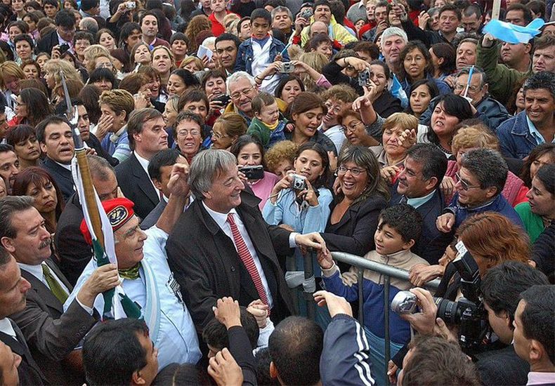 CON LA GENTE. Esta es la foto que eligió Federico Achával para homenajear a Néstor Kirchner.