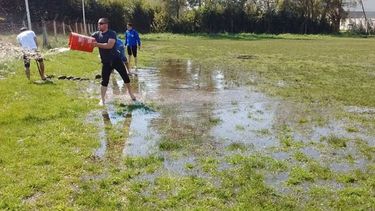 Nos tapa el agua. El encuentro entre San Alejo y La Catedral de la Liga Escobarense de Fútbol sufrió una impensada suspensión en la cancha de Abrojal. En una de las mejores tardes para jugar, con pleno sol, una inundación provocada por el tanque de agua de una empresa lindera al predio de Villa Verde obligó a los árbitros a parar la redonda. La incredulidad de los planteles llegó a las redes sociales..